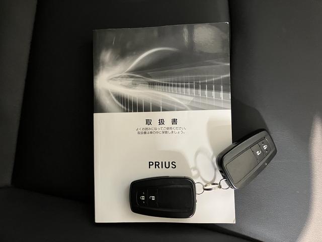 プリウスＡツーリングセレクションハイブリッド車　純正ナビ　バックカメラ　地上デジタルＴＶ　Ｂｌｕｅｔｏｏｔｈ　ＣＤ　ＤＶＤ　ＥＴＣ　プッシュスタート　クルーズコントロール　運転席助手席シートヒーター　ＬＥＤヘッドライト　オートライト（愛媛県）の中古車