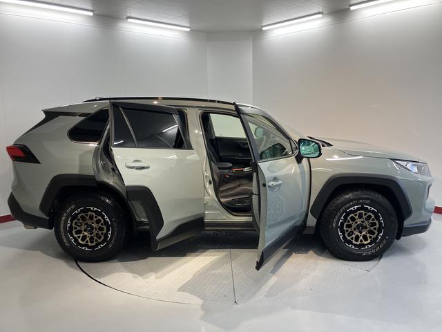 ＲＡＶ４アドベンチャー純正ナビ　パノラミックビューモニター　デジタルインナーミラー　ステアリングヒーター　シートベンチレーター　ＡＣ１００Ｖアクセサリーコンセント　電動パーキングブレーキ　パノラマムーンルーフ（愛媛県）の中古車