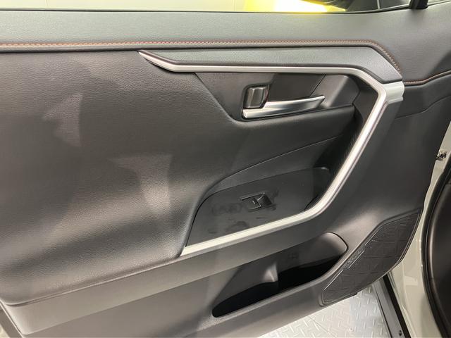 ＲＡＶ４アドベンチャー純正ナビ　パノラミックビューモニター　デジタルインナーミラー　ステアリングヒーター　シートベンチレーター　ＡＣ１００Ｖアクセサリーコンセント　電動パーキングブレーキ　パノラマムーンルーフ（愛媛県）の中古車