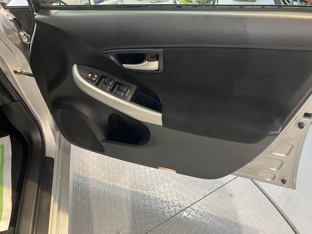 プリウスＳハイブリッド車　ドライブレコーダー　コーナーセンサー　バックカメラ　純正ナビ　純正ＥＴＣ　純正ホイール　パワーモード　ＥＣＯモード　ＥＶモード（愛媛県）の中古車