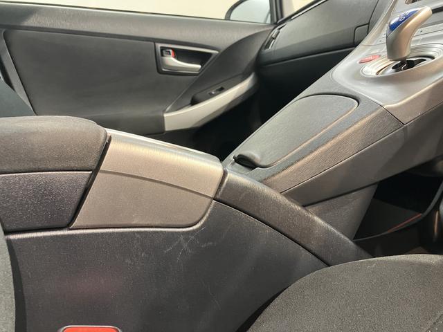 プリウスＳハイブリッド車　ドライブレコーダー　コーナーセンサー　バックカメラ　純正ナビ　純正ＥＴＣ　純正ホイール　パワーモード　ＥＣＯモード　ＥＶモード（愛媛県）の中古車