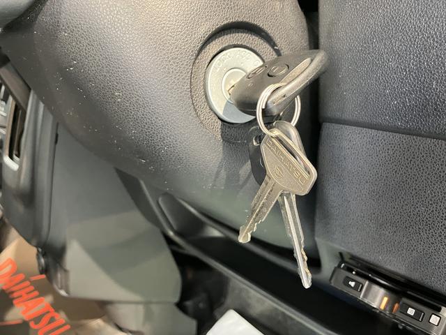 ハイゼットカーゴクルーズＳＡIII２ＷＤ　ＡＴ車　ＬＥＤヘッドライト　フォグランプ　純正ナビ　地上デジタルＴＶ　ＣＤ　ＤＶＤ　Ｂｌｕｅｔｏｏｔｈ　ＵＳＢ　ＥＴＣ　両側スライドドア　アイドリングストップ（愛媛県）の中古車