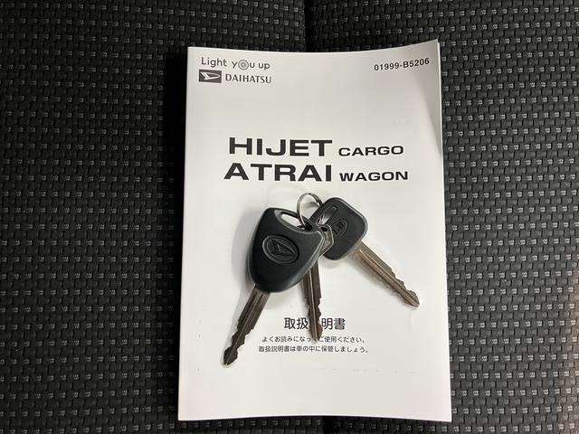 ハイゼットカーゴクルーズＳＡIII２ＷＤ　ＡＴ車　ＬＥＤヘッドライト　フォグランプ　純正ナビ　地上デジタルＴＶ　ＣＤ　ＤＶＤ　Ｂｌｕｅｔｏｏｔｈ　ＵＳＢ　ＥＴＣ　両側スライドドア　アイドリングストップ（愛媛県）の中古車