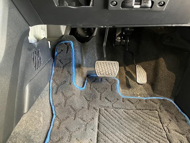 ロッキープレミアムＧ　ＨＥＶ純正ナビ　バックカメラ　フルセグＴＶ　ＣＤ　ＤＶＤ　ＵＳＢ　Ｂｌｕｅｔｏｏｔｈ　ドラレコ　前席シートヒーター　オートライト　ＬＥＤヘッドライト　障害物センサー　プッシュスタート　電動パーキング（愛媛県）の中古車