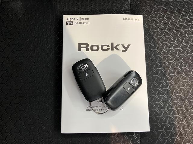 ロッキープレミアムＧ　ＨＥＶ純正ナビ　バックカメラ　フルセグＴＶ　ＣＤ　ＤＶＤ　ＵＳＢ　Ｂｌｕｅｔｏｏｔｈ　ドラレコ　前席シートヒーター　オートライト　ＬＥＤヘッドライト　障害物センサー　プッシュスタート　電動パーキング（愛媛県）の中古車