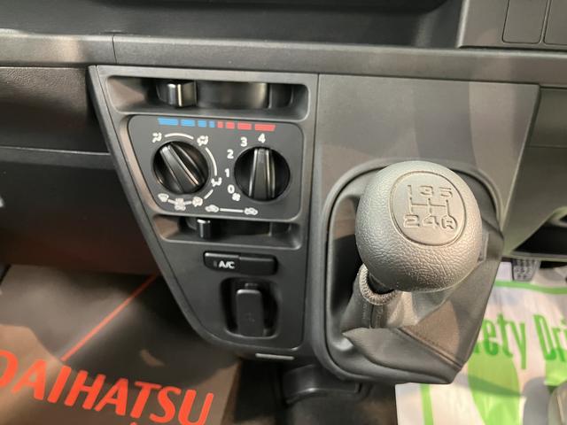 ハイゼットカーゴデッキバンＬ　ＳＡIII２ＷＤ　ＭＴ車　アイドリングストップ車　オートマチックハイビーム　ハロゲンヘッドライト　純正ＣＤデッキ（愛媛県）の中古車