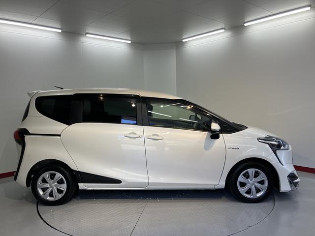 シエンタハイブリッド　ファンベースＧ純正ナビ　パノラマモニター　ワンセグＴＶ　ＣＤ　Ｂｌｕｅｔｏｏｔｈ　ドラレコ　ＥＴＣ　両側電動スライドドア　オートライト　ＬＥＤヘッドライト　クルーズコントロール　電動格納ドアミラー　キーフリー（愛媛県）の中古車