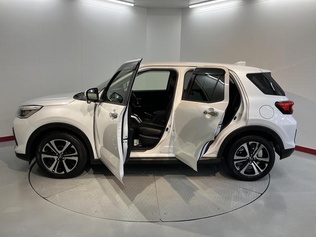 ロッキープレミアム純正ナビ　パノラマモニター　地上デジタルＴＶ　ＣＤ　ＤＶＤ　Ｂｌｕｅｔｏｏｔｈ　ＵＳＢ　プッシュスタート　前席シートヒーター　クルーズコントロール　ＬＥＤヘッドライト　オートライト　スマートアシスト（愛媛県）の中古車