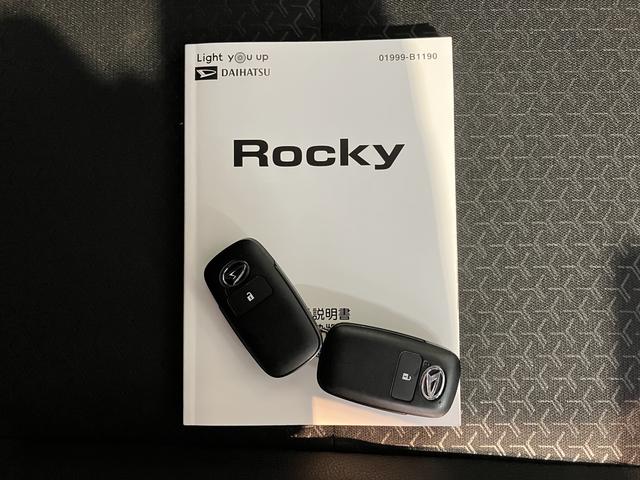 ロッキープレミアム純正ナビ　パノラマモニター　地上デジタルＴＶ　ＣＤ　ＤＶＤ　Ｂｌｕｅｔｏｏｔｈ　ＵＳＢ　プッシュスタート　前席シートヒーター　クルーズコントロール　ＬＥＤヘッドライト　オートライト　スマートアシスト（愛媛県）の中古車