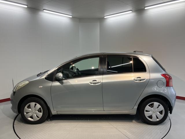 ヴィッツＦ純正ナビ　　ＣＤ　ＤＶＤ　社外ＥＴＣ　マニュアルエアコン　パワステ　パワーウィンドウ　キーレスエントリー（愛媛県）の中古車