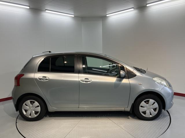 ヴィッツＦ純正ナビ　　ＣＤ　ＤＶＤ　社外ＥＴＣ　マニュアルエアコン　パワステ　パワーウィンドウ　キーレスエントリー（愛媛県）の中古車