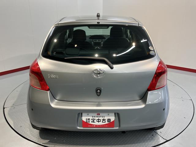 ヴィッツＦ純正ナビ　　ＣＤ　ＤＶＤ　社外ＥＴＣ　マニュアルエアコン　パワステ　パワーウィンドウ　キーレスエントリー（愛媛県）の中古車