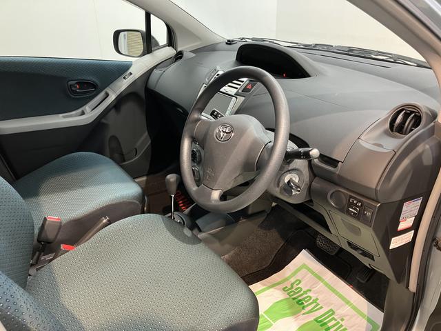 ヴィッツＦ純正ナビ　　ＣＤ　ＤＶＤ　社外ＥＴＣ　マニュアルエアコン　パワステ　パワーウィンドウ　キーレスエントリー（愛媛県）の中古車