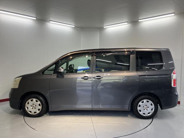 ノアサイドシートリフトアップ　車　手動介護式福祉車両　純正ナビ　ＣＤ　ＤＶＤ　片側電動スライドドア　ディスチャージヘッドライト　プッシュスタート　電動格納ドアミラー　キーフリーシステム（愛媛県）の中古車