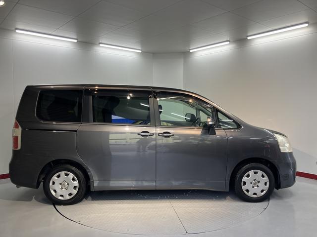 ノアサイドシートリフトアップ　車　手動介護式福祉車両　純正ナビ　ＣＤ　ＤＶＤ　片側電動スライドドア　ディスチャージヘッドライト　プッシュスタート　電動格納ドアミラー　キーフリーシステム（愛媛県）の中古車