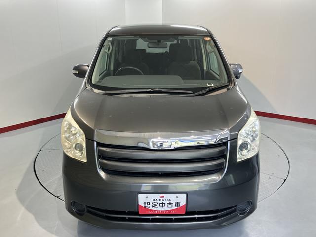 ノアサイドシートリフトアップ　車　手動介護式福祉車両　純正ナビ　ＣＤ　ＤＶＤ　片側電動スライドドア　ディスチャージヘッドライト　プッシュスタート　電動格納ドアミラー　キーフリーシステム（愛媛県）の中古車