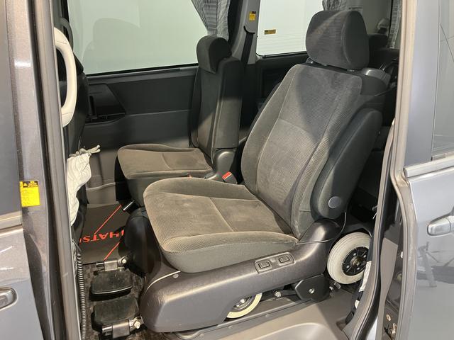 ノアサイドシートリフトアップ　車　手動介護式福祉車両　純正ナビ　ＣＤ　ＤＶＤ　片側電動スライドドア　ディスチャージヘッドライト　プッシュスタート　電動格納ドアミラー　キーフリーシステム（愛媛県）の中古車