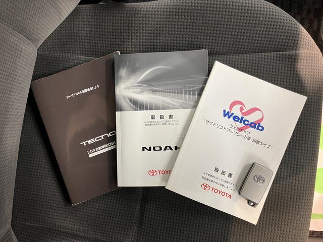 ノアサイドシートリフトアップ　車　手動介護式福祉車両　純正ナビ　ＣＤ　ＤＶＤ　片側電動スライドドア　ディスチャージヘッドライト　プッシュスタート　電動格納ドアミラー　キーフリーシステム（愛媛県）の中古車