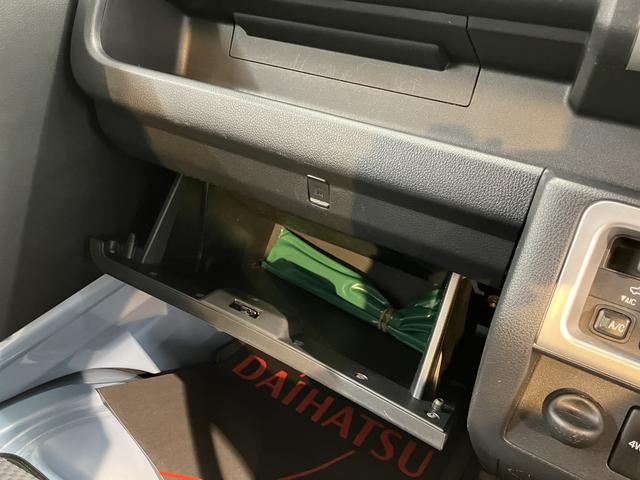 ハイゼットトラックジャンボＳＡIIIｔ４ＷＤ　ＭＴ車　ＬＥＤヘッドライト　フロントフォグランプ　作業灯　純正ＣＤデッキ　ＣＤ　ＡＵＸ　ＡＭ　ＦＭ（愛媛県）の中古車