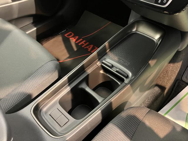 アクアＺ純正ナビ　パノラマモニター　ＣＤ　ＤＶＤ　ＥＴＣ　オートライト　ＬＥＤヘッドライト　クルーズコントロール　プッシュスタート　障害物センサー　電動格納ドアミラー　キーフリーシステム（愛媛県）の中古車