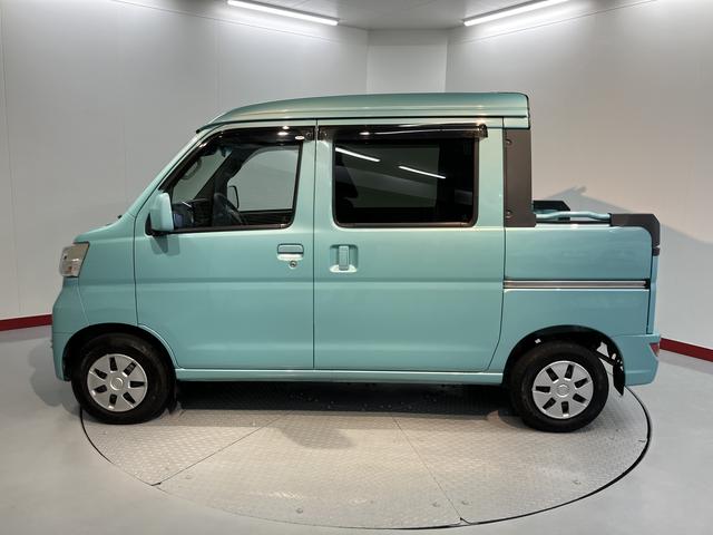 ハイゼットカーゴデッキバンＧ　ＳＡIII２ＷＤ　ＭＴ車　ナビ　バックカメラ　地上デジタルＴＶ　ＣＤ　ＤＶＤ　Ｂｌｕｅｔｏｏｔｈ　キーレスエントリー　ＳＡＩＩＩ　オートライト　アイドリングストップ　ＬＥＤヘッドライト　エアバッグ（愛媛県）の中古車