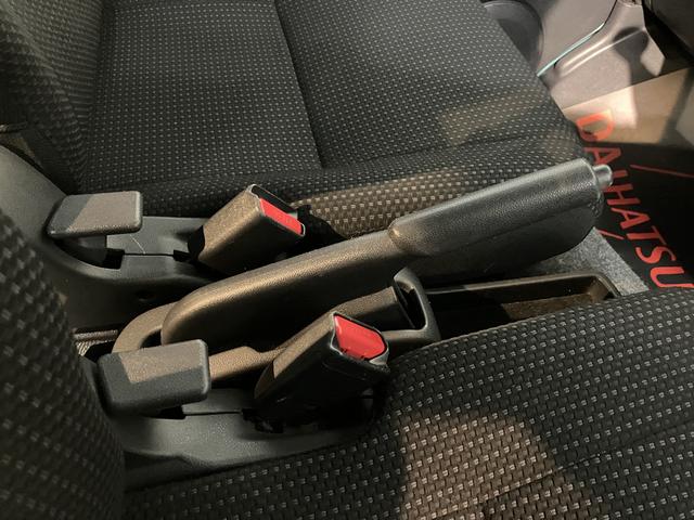 ハイゼットカーゴデッキバンＧ　ＳＡIII２ＷＤ　ＭＴ車　ナビ　バックカメラ　地上デジタルＴＶ　ＣＤ　ＤＶＤ　Ｂｌｕｅｔｏｏｔｈ　キーレスエントリー　ＳＡＩＩＩ　オートライト　アイドリングストップ　ＬＥＤヘッドライト　エアバッグ（愛媛県）の中古車