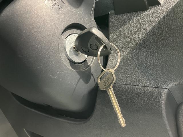 ハイゼットカーゴＤＸ２ＷＤ　コーナーセンサー　アイドリングストップ車　オートライト　オートマチックハイビーム　ハロゲンヘッドライト　ＡＭ　ＦＭ　マニュアルエアコン　運転席・助手席エアバッグ（愛媛県）の中古車