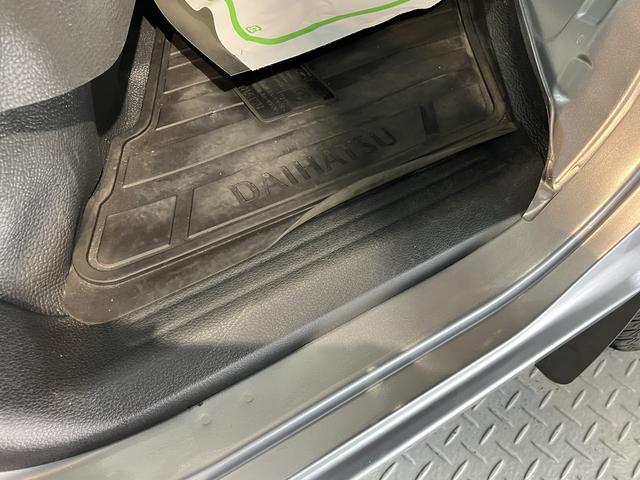 ハイゼットカーゴＤＸ２ＷＤ　コーナーセンサー　アイドリングストップ車　オートライト　オートマチックハイビーム　ハロゲンヘッドライト　ＡＭ　ＦＭ　マニュアルエアコン　運転席・助手席エアバッグ（愛媛県）の中古車