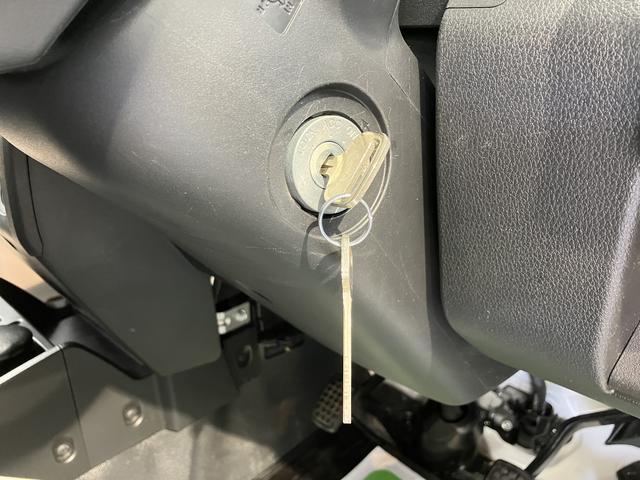 ハイゼットトラックスタンダード2WD マニュアル車 ハロゲンヘッドライト コーナーセンサー アイドリングストップ車 オートライト オートマチックハイビーム マニュアルエアコン 運転席・助手席エアバッグ AM FM(愛媛県)の中古車