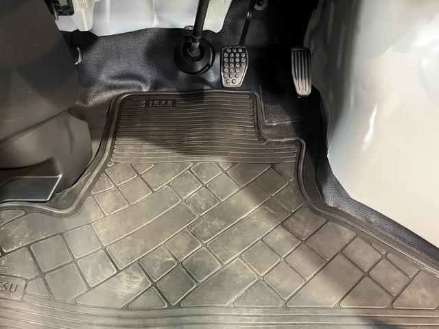 ハイゼットカーゴデラックスＳＡIII２ＷＤ　ＡＴ車　ラジオ　ドライブレコーダー　ＬＥＤヘッドライト　マニュアルエアコン　パワステ　前席パワーウィンドウ　ＡＢＳ　キーレスエントリー（愛媛県）の中古車