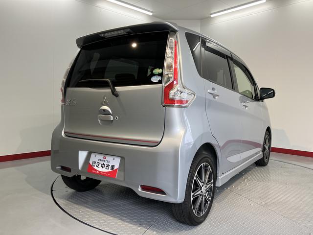 eKカスタムTセーフティパッケージベンチシート アイドリングストップ車 運転席シートヒーター オートライト ディスチャージヘッドライト フロントフォグランプ オートハイビーム 社外メモリーナビ CD DVD USB Bluetooth(愛媛県)の中古車