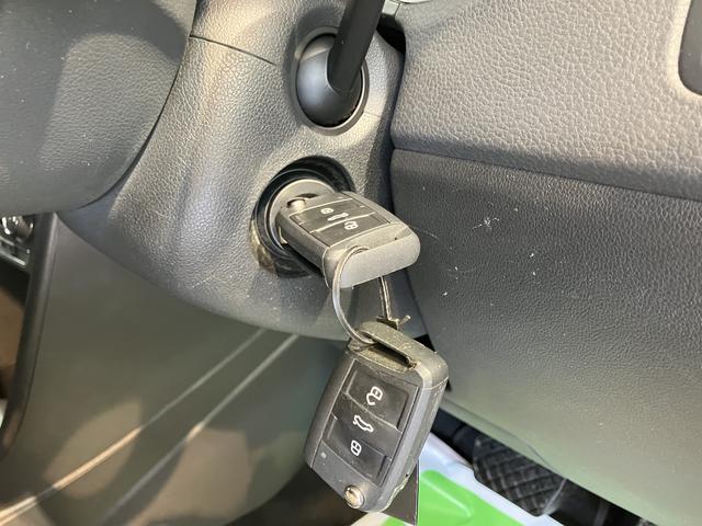 ＶＷ ポロＴＳＩコンフォートラインナビ　バックモニター　フルセグＴＶ　ＣＤ　ＤＶＤ　Ｂｌｕｅｔｏｏｔｈ　ＥＴＣ　ドラレコ　オートライト　ＬＥＤヘッドライト　オートライト　ＬＥＤヘッドライト　電動格納ドアミラー　純正アルミホイール（愛媛県）の中古車