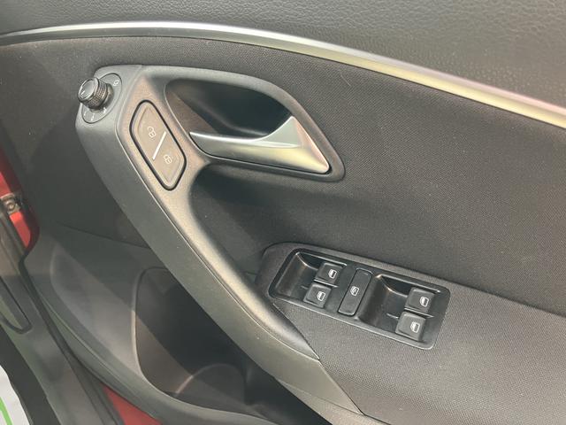 ＶＷ ポロＴＳＩコンフォートラインナビ　バックモニター　フルセグＴＶ　ＣＤ　ＤＶＤ　Ｂｌｕｅｔｏｏｔｈ　ＥＴＣ　ドラレコ　オートライト　ＬＥＤヘッドライト　オートライト　ＬＥＤヘッドライト　電動格納ドアミラー　純正アルミホイール（愛媛県）の中古車