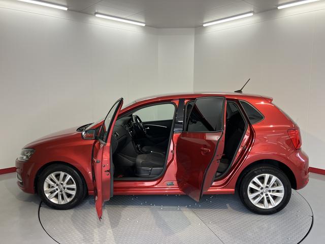 ＶＷ ポロＴＳＩコンフォートラインナビ　バックモニター　フルセグＴＶ　ＣＤ　ＤＶＤ　Ｂｌｕｅｔｏｏｔｈ　ＥＴＣ　ドラレコ　オートライト　ＬＥＤヘッドライト　オートライト　ＬＥＤヘッドライト　電動格納ドアミラー　純正アルミホイール（愛媛県）の中古車