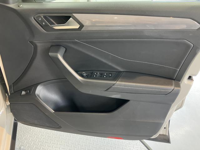 VW T−ロックTDI スタイル純正ナビ バックモニター Bluetooth ラジオ プッシュスタート アイドリングストップ オートライト LEDヘッドライト クルーズコントロール 電動パーキング 電動格納ドアミラー(愛媛県)の中古車