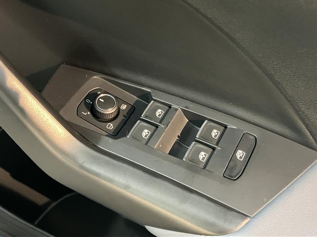 ＶＷ Ｔ−クロスＴＳＩ　スタイル２ＷＤ　アダプティブクルーズコントロール　オートライト　ＬＥＤヘッドライト　運転席・助手席シートヒーター　純正ナビ　コーナーセンサー　アイドリングストップ車　純正アルミホイール　　ＥＴＣ車載器（愛媛県）の中古車