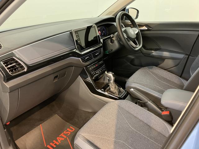 ＶＷ Ｔ−クロスＴＳＩ　スタイル２ＷＤ　アダプティブクルーズコントロール　オートライト　ＬＥＤヘッドライト　運転席・助手席シートヒーター　純正ナビ　コーナーセンサー　アイドリングストップ車　純正アルミホイール　　ＥＴＣ車載器（愛媛県）の中古車