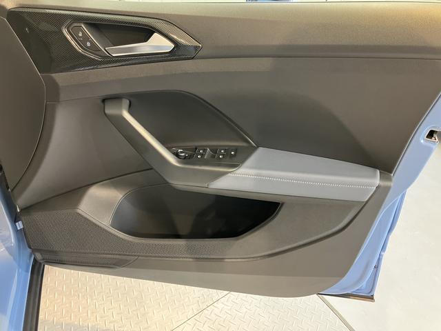 ＶＷ Ｔ−クロスＴＳＩ　スタイル２ＷＤ　アダプティブクルーズコントロール　オートライト　ＬＥＤヘッドライト　運転席・助手席シートヒーター　純正ナビ　コーナーセンサー　アイドリングストップ車　純正アルミホイール　　ＥＴＣ車載器（愛媛県）の中古車