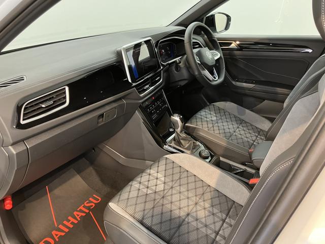 ＶＷ Ｔ−ロックＴＤＩ　４モーション　Ｒライン純正ナビ　Ｂｌｕｅｔｏｏｔｈ　オートライト　ＬＥＤヘッドライト　プッシュスタート　アイドリングストップ　障害物センサー　クルーズコントロール　電動パーキング　前席シートヒーター　電動格納ドアミラー（愛媛県）の中古車