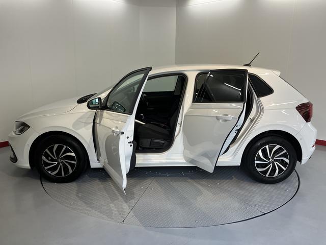 ＶＷ ポロＴＳＩアクティブプッシュスタート　アイドリングストップ　　オートライト　オートマチックハイビーム　ＬＥＤヘッドライト　コーナーセンサー　パーキングアシスト　ワイヤレス充電　アダプティブクルーズコントロール　２ＷＤ（愛媛県）の中古車