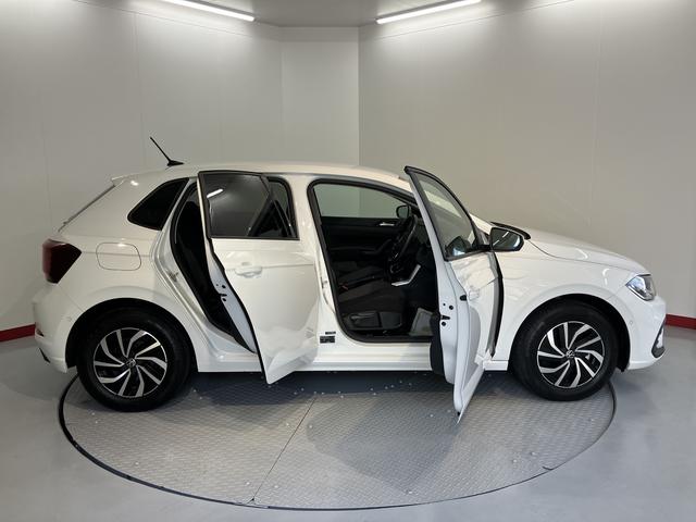 ＶＷ ポロＴＳＩアクティブプッシュスタート　アイドリングストップ　　オートライト　オートマチックハイビーム　ＬＥＤヘッドライト　コーナーセンサー　パーキングアシスト　ワイヤレス充電　アダプティブクルーズコントロール　２ＷＤ（愛媛県）の中古車