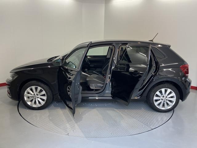 ＶＷ ポロＴＳＩハイラインプッシュスタート　アイドリングストップ　パークアシスト　コーナーセンサー　アダプティブクルーズコントロール　オートライト　ＬＥＤヘッドライト　フロントフォグランプ　リヤフォグランプ　ワイヤレス充電（愛媛県）の中古車