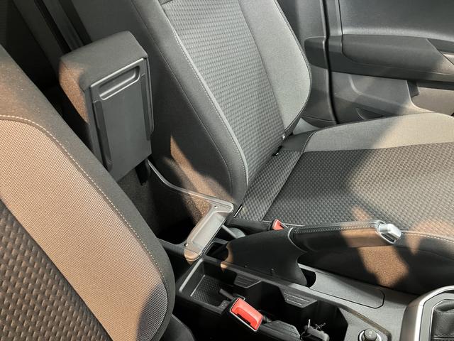 ＶＷ ポロＴＳＩアクティブプッシュスタート　アイドリングストップ　コーナーセンサー　パークアシスト　ワイヤレス充電　アダプティブクルーズコントロール　レーンキープアシスト　オートライト　オートマチックハイビーム　２ＷＤ（愛媛県）の中古車