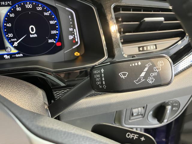 ＶＷ ポロＴＳＩアクティブプッシュスタート　アイドリングストップ　コーナーセンサー　パークアシスト　ワイヤレス充電　アダプティブクルーズコントロール　レーンキープアシスト　オートライト　オートマチックハイビーム　２ＷＤ（愛媛県）の中古車