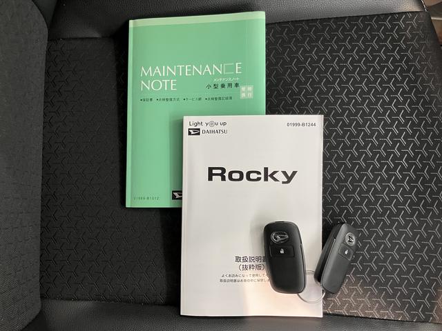 ロッキープレミアムＧディスプレイオーディオ　パノラマモニター　フルセグＴＶ　ＵＳＢ　Ｂｌｕｅｔｏｏｔｈ　ドラレコ　ＥＴＣ　前席シートヒーター　オートライト　ＬＥＤヘッドライト　電動パーキング　障害物センサー　キーフリー（愛媛県）の中古車