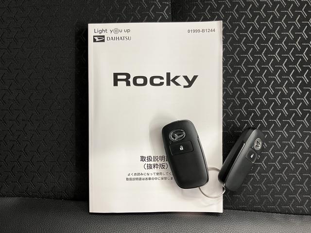 ロッキープレミアムＧディスプレイオーディオ　パノラマモニター　フルセグＴＶ　ＵＳＢ　Ｂｌｕｅｔｏｏｔｈ　ドラレコ　ＥＴＣ　前席シートヒーター　オートライト　ＬＥＤヘッドライト　電動パーキング　障害物センサー　キーフリー（愛媛県）の中古車