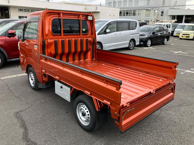 ハイゼットトラックエクストラ　４ＷＤ４ＷＤ　４速ＡＴ　ナビ／ＢＴ／ＤＴＶ／ＤＩＳＣ　フォグランプ　荷台作業灯　リヤ４枚リーフスプリング　テールゲートチェーン　フロントダークメッキガーニッシュ　工具箱　フロアイルミネーション　キーレス（千葉県）の中古車