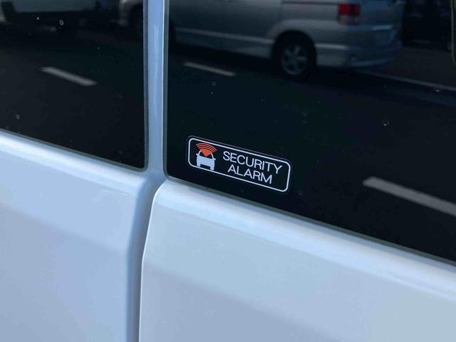 ハイゼットカーゴクルーズ左右分割可倒式リヤシート　プッシュボタンスターター　電動格納式カラードドアミラー　衝突被害軽減ブレーキ　コーナーセンサー　オーバーヘッドシェルフ　荷室ＬＥＤルームランプ　スライドドアイージークローザー（千葉県）の中古車