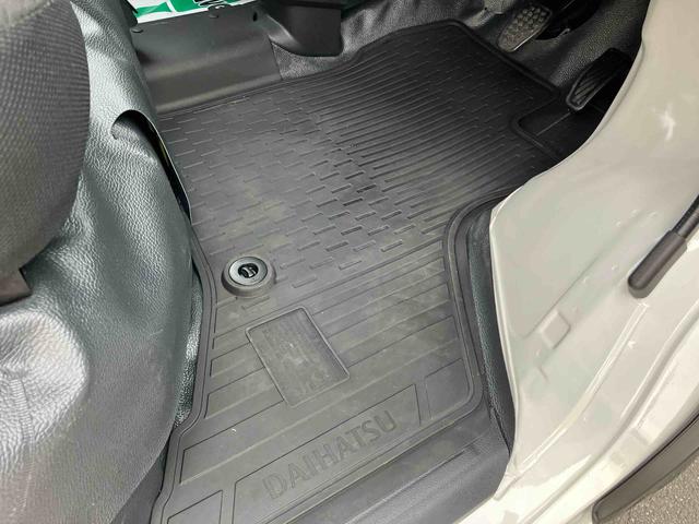 ハイゼットカーゴＤＸオートライト／衝突回避支援システム／オートハイビーム／横滑り防止装置／コーナーセンサー／スペアタイヤ／ＡＭ・ＦＭラジオ／マニュアルエアコン／アイドリングストップ／キーレス／オーバーヘッドシェルフ（千葉県）の中古車