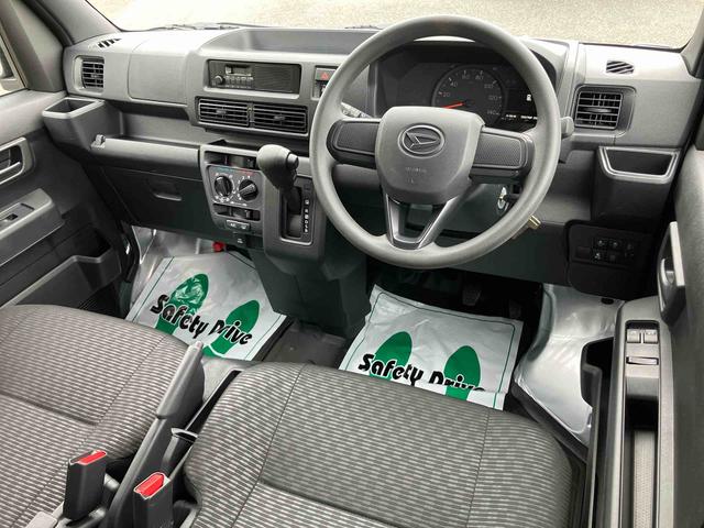 ハイゼットカーゴデラックスオートライト／衝突回避支援システム／オートハイビーム／横滑り防止装置／コーナーセンサー／スペアタイヤ／ＡＭ・ＦＭラジオ／マニュアルエアコン／アイドリングストップ／キーレス／オーバーヘッドシェルフ（千葉県）の中古車